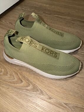 🆕 MICHAEL KORS Bodie Knit Slip-On Sneakers Sz 8.5